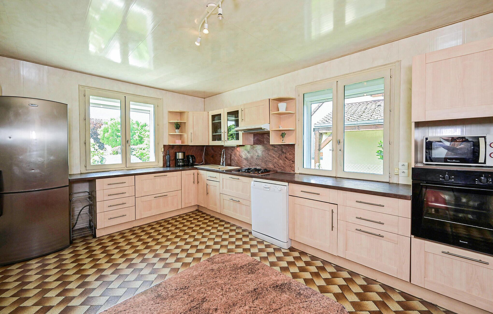 Refrigerador, parrilla de estufa, lavavajillas y cafetera y tetera 