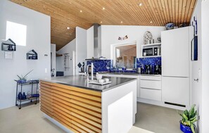 ثلاجة، غسالة أطباق، ماكينة لصنع القهوة/الشاي