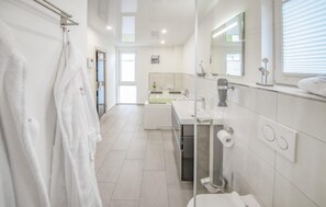 Combined shower/tub - Nice home in Damp with sauna (Damp)