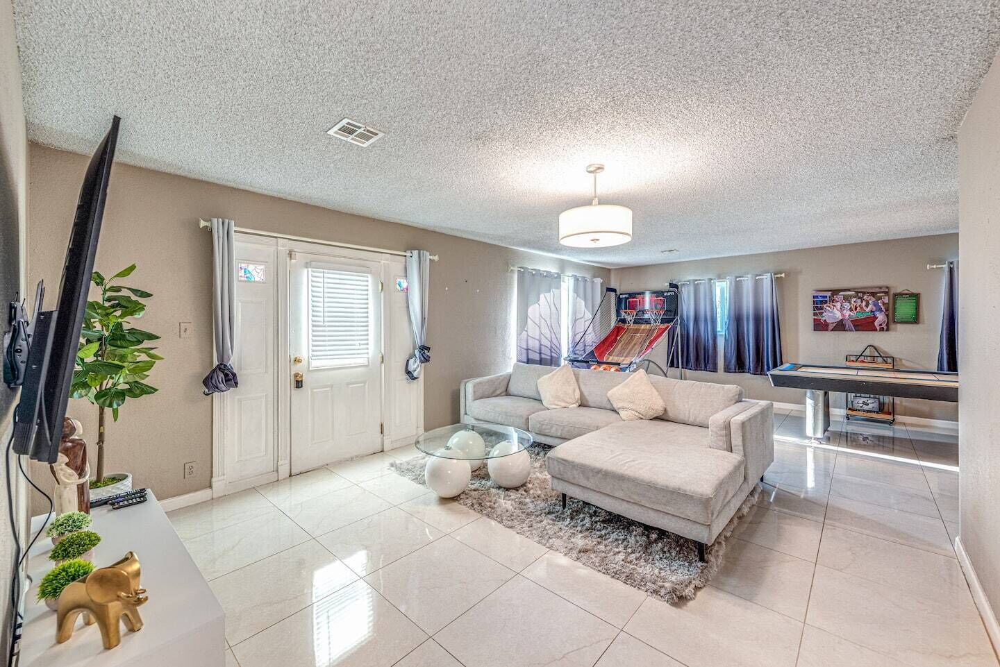 hot villa with multi Family games with indoor hot tub spa for 6 