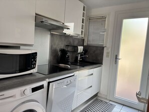 Réfrigérateur, micro-ondes, lave-vaisselle