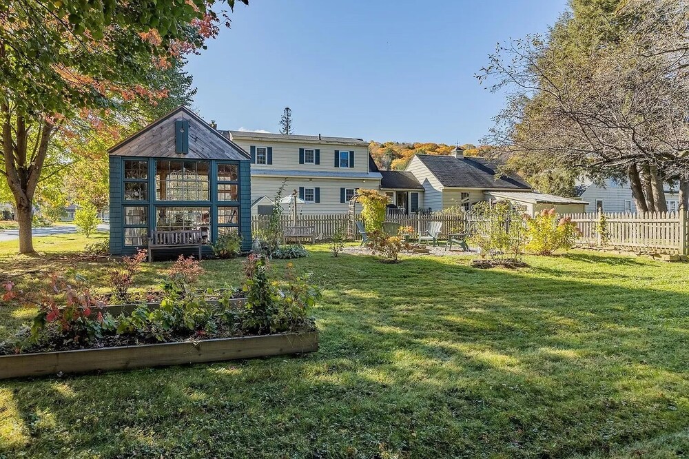 The Benton House- 6 Beds- minutes to Dartmouth