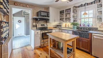 Kylskåp, mikrovågsugn, ugn och spishäll