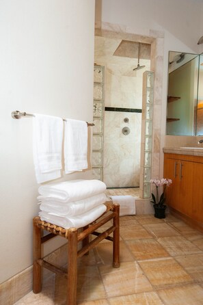 Dusche, Haartrockner, Handtücher, Seife