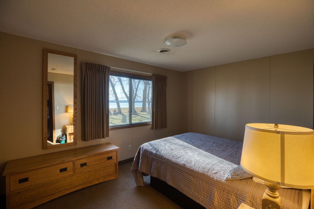 3 Bedroom Cabin- Lewis and Clark Resort