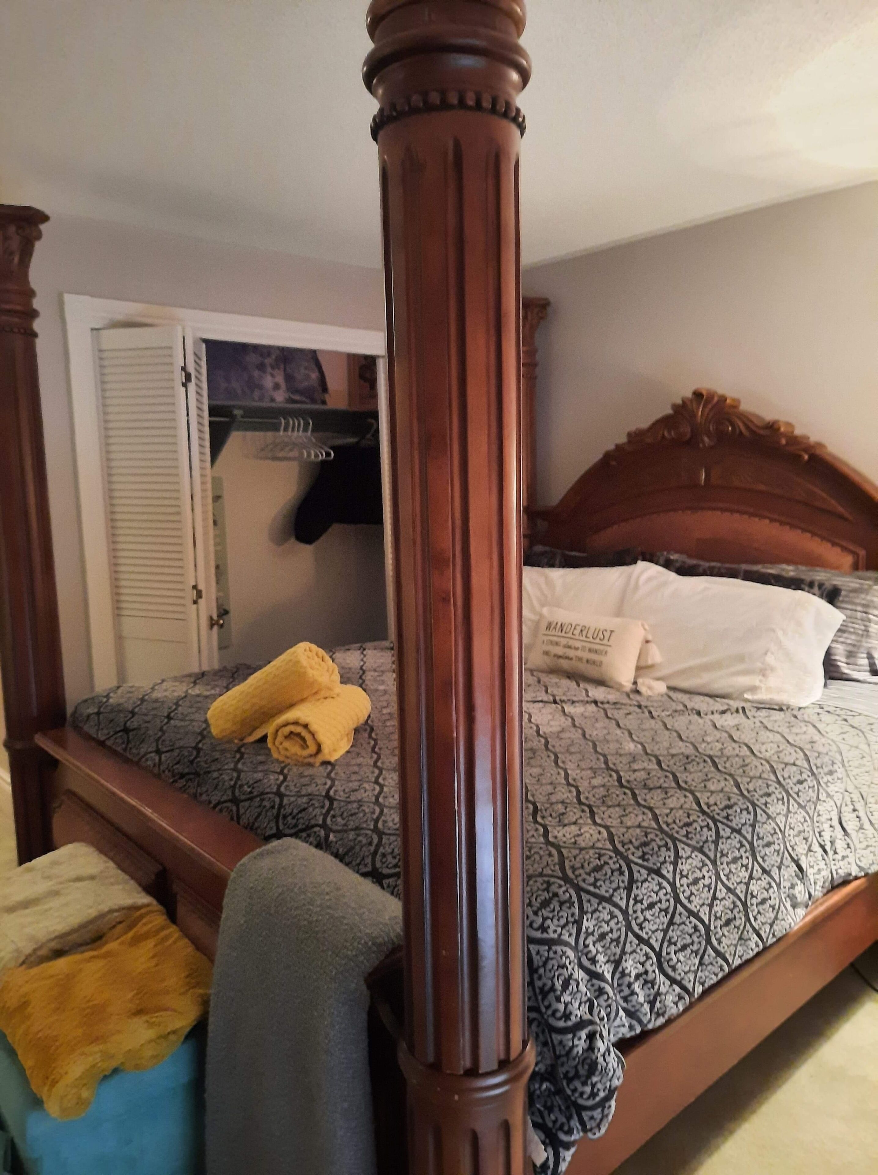 King and two queen unique getaway in Blue Mountains Ont