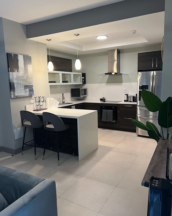 Kühlschrank, Mikrowelle, Ofen, Herdplatte