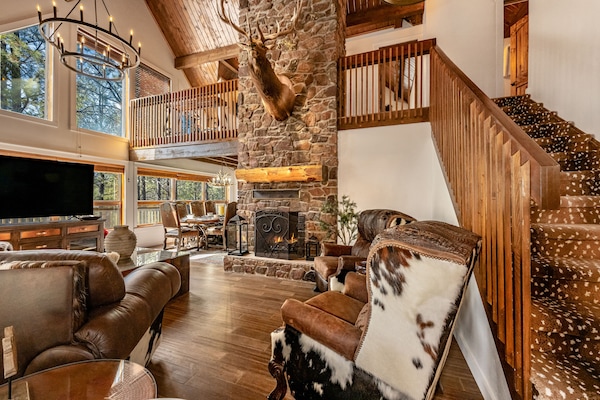 Great Room with seating for six. Smart 70 inch Roku TV and gas fireplace