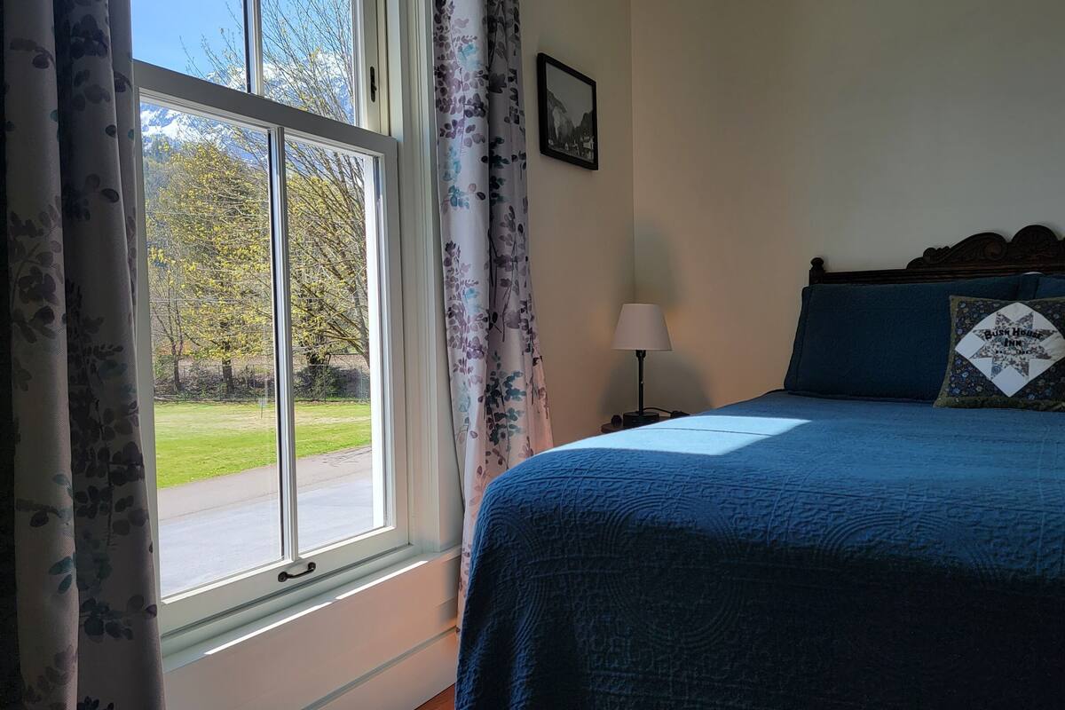 Room 7 with Private Bath | Verduisterende gordijnen, gratis wifi, beddengoed