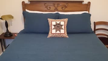 Room 9 with Shared Hall Bath | 1 chambre, rideaux occultants, Wi-Fi gratuit, draps fournis