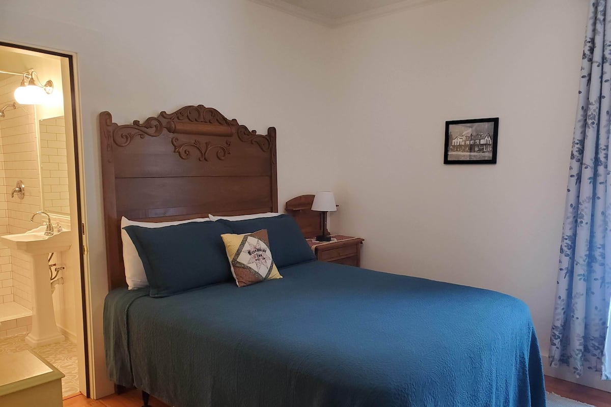 Room 11 with Private Bath | Tirai kedap cahaya, Wi-Fi gratis, dan seprai linen
