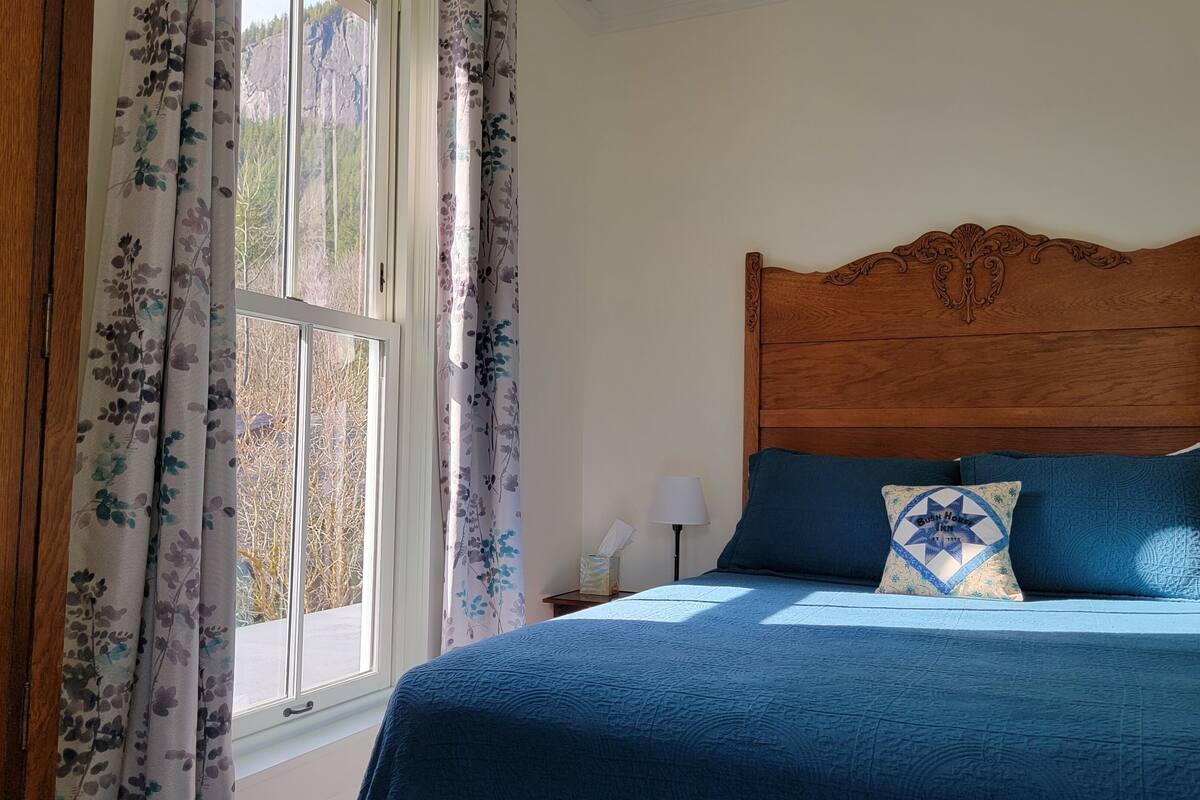 Room 3 with Shared Bath | Verduisterende gordijnen, gratis wifi, beddengoed