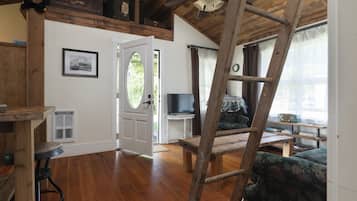 Historic Bush House Cottage | Living area