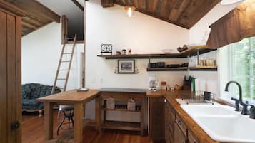 Historic Bush House Cottage | Private kitchen