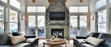 Smart TV, fireplace, stereo