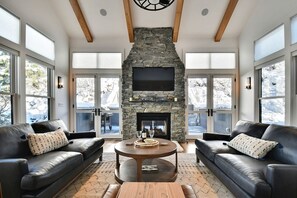 Smart TV, chimenea y estéreo 