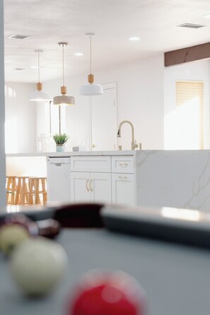 Games room - new first class villa on 20 k sq 3 m from strip (Las Vegas)