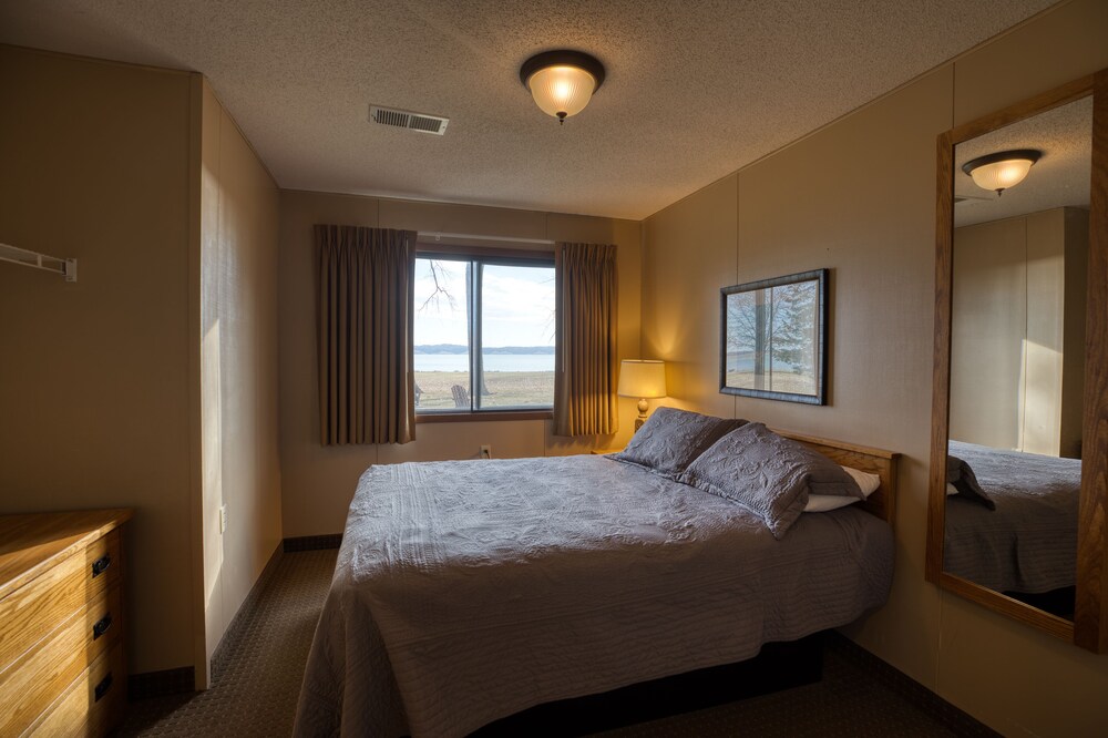 2 Bedroom Cabin- Lewis and Clark Resort