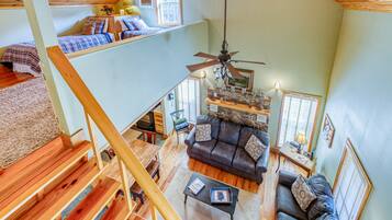 TV connectée, lecteur de DVD, livres