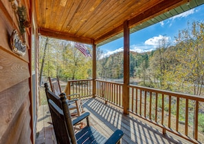 Terrace/patio - Family memories @ Creekside cabin ON the creek! 2 mi to Jasper, Buffalo River (Jasper)