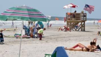 Playa en los alrededores, camastros y toallas de playa