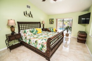 3 makuuhuonetta, työpöytä, silitysrauta/-lauta, vauvan matkasänky