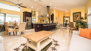 Un espacio habitable amplio con una gran mesa de madera, un sofá y una zona de comedor con sillas.