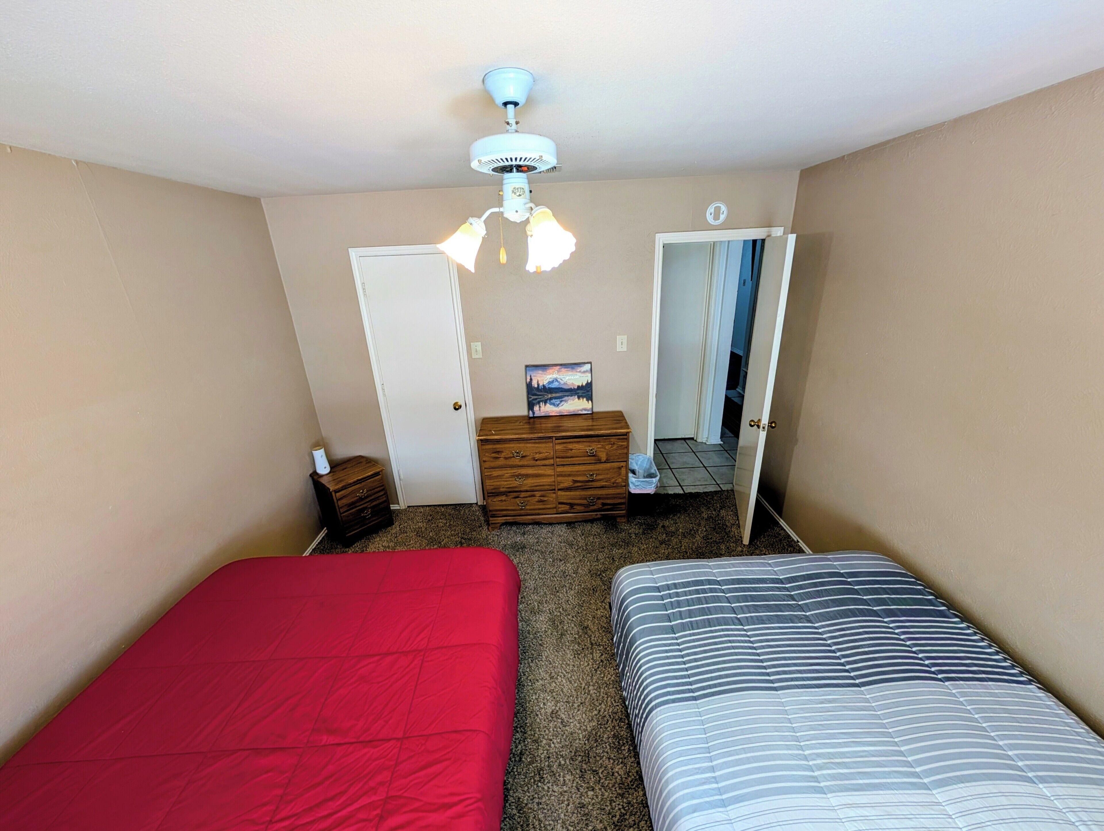 2 slaapkamers, een bureau, een strijkplank/strijkijzer, gratis wifi