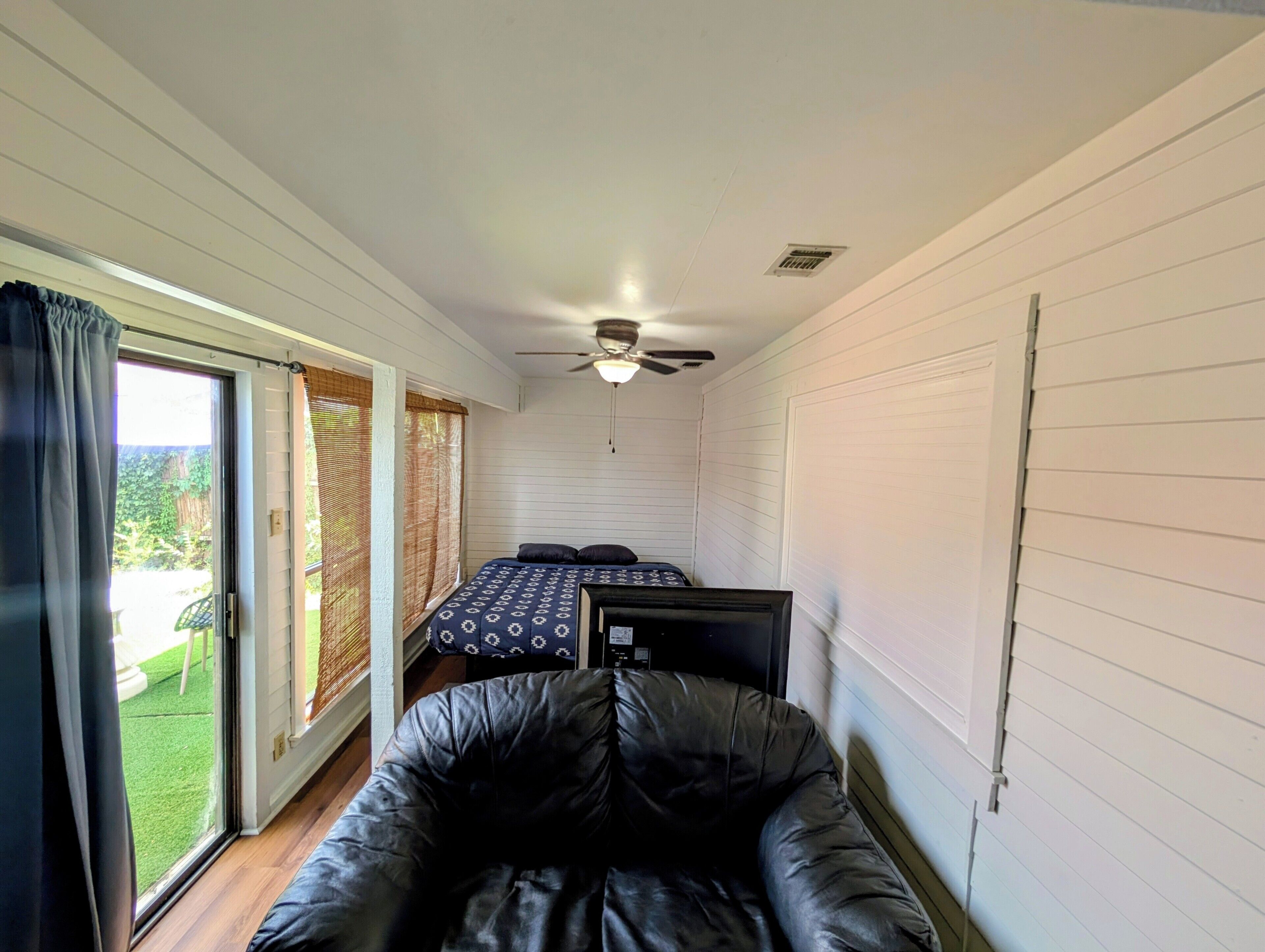 2 bedrooms, desk, iron/ironing board, WiFi (free)