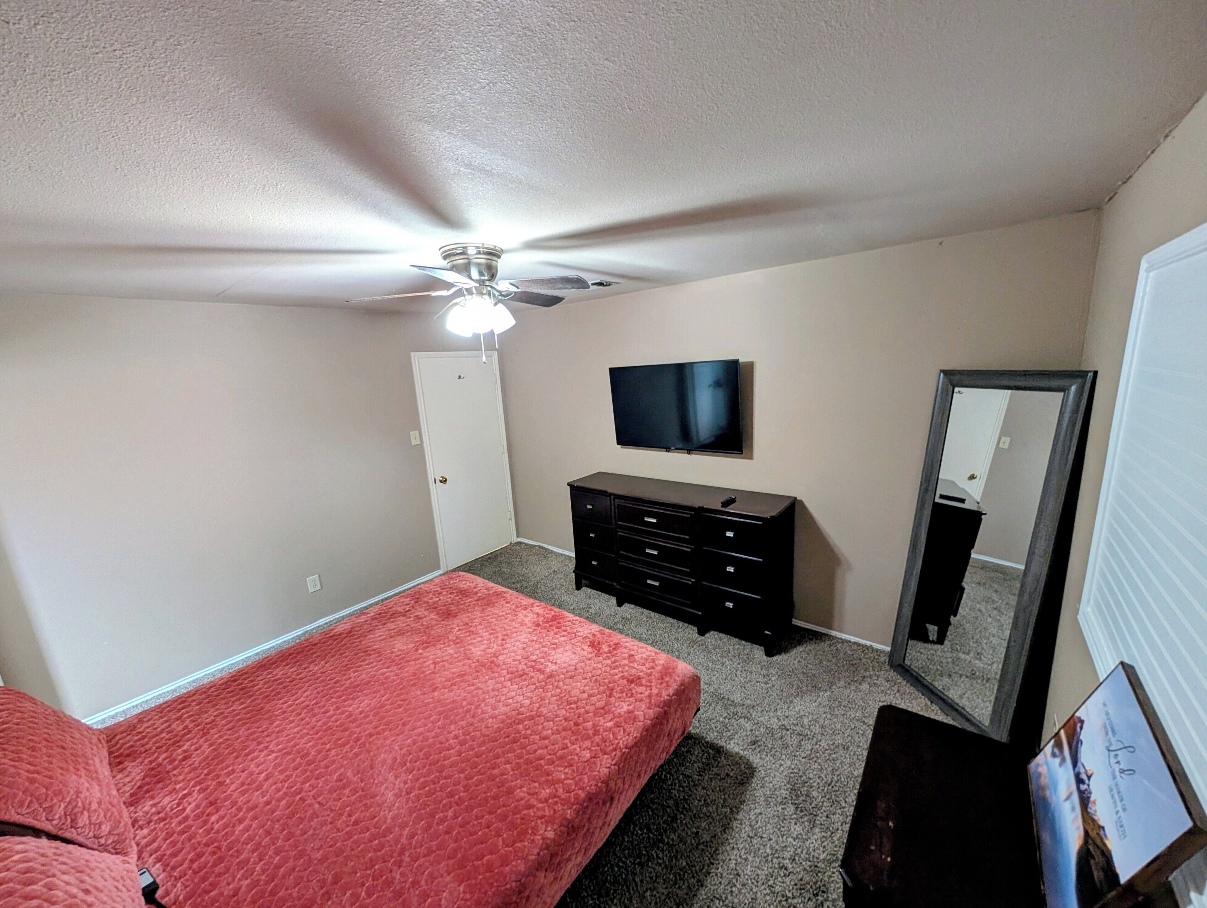 2 habitaciones, escritorio, tabla de planchar con plancha y wifi gratis 