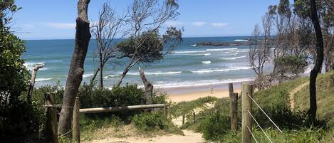 Playa en los alrededores y toallas de playa