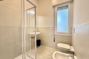 Shower, bidet - Appartamento Villa Fronte Mare 3 - Carraro Immobiliare Jesolo (Lido di Jesolo)
