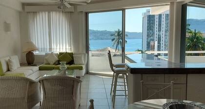 Amazing Acapulco bay view apartment with pool - near the beach