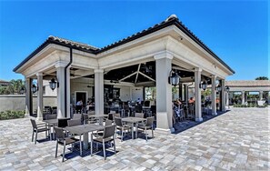 Outdoor dining - Over the Top Golf and Lake Views, King - Queen - Office - Full Kitchen (Bradenton)