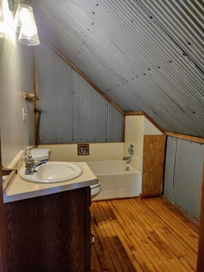 Duschwanne, Handtücher, Seife, Toilettenpapier