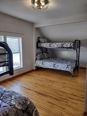 4 Schlafzimmer, Reisekinderbett, kostenloses WLAN, Bettwäsche