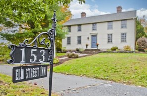 Exterior detail - Elm Suite with a Private Bathroom in front of Smith College Quadrangle (Northampton)