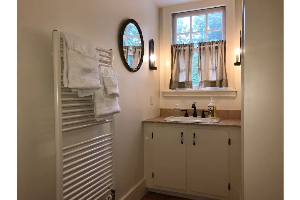 Elm Suite - Private Bathroom with Jacuzzi in front of Smith College
