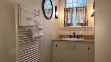 Duschwanne, Whirlpool, Haartrockner, Handtücher