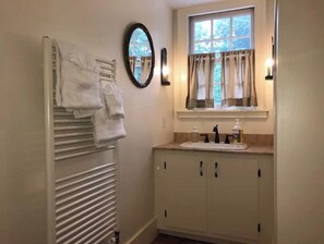 Ensemble douche/baignoire, baignoire à jets, sèche-cheveux