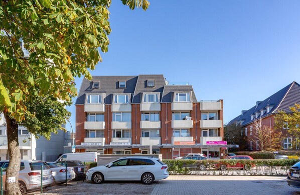 Unclassified image, 1 of 21, button