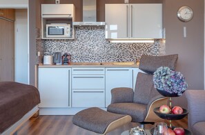 Fridge, microwave, stovetop, dishwasher - Ornum 17 - Haus Ornum: Modern 1-room apartment with swimming pool (Sylt)