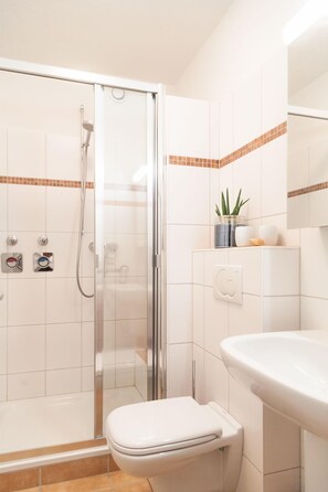 Douche, sèche-cheveux, serviettes fournies