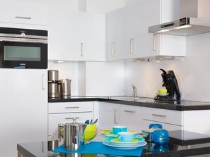 Kühlschrank, Mikrowelle, Ofen, Herdplatte