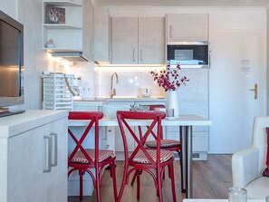 Unclassified image, 4 of 20, button