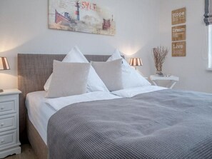 2 bedrooms, WiFi - On Shore - 2 room apartment directly on the beach and south-facing balcony (Sylt)