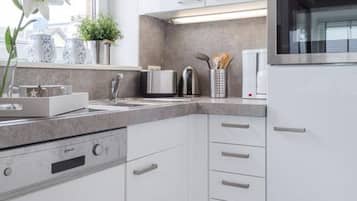 Kühlschrank, Mikrowelle, Ofen, Geschirrspüler