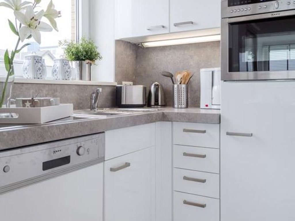 Een koelkast, een microgolfoven, een oven, een vaatwasser