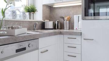 Een koelkast, een microgolfoven, een oven, een vaatwasser