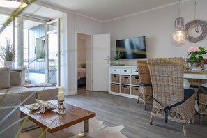 Unclassified image, 3 of 18, button - Off Shore - Direct beach location, modernized 2 room apartment with parking space. (Sylt)